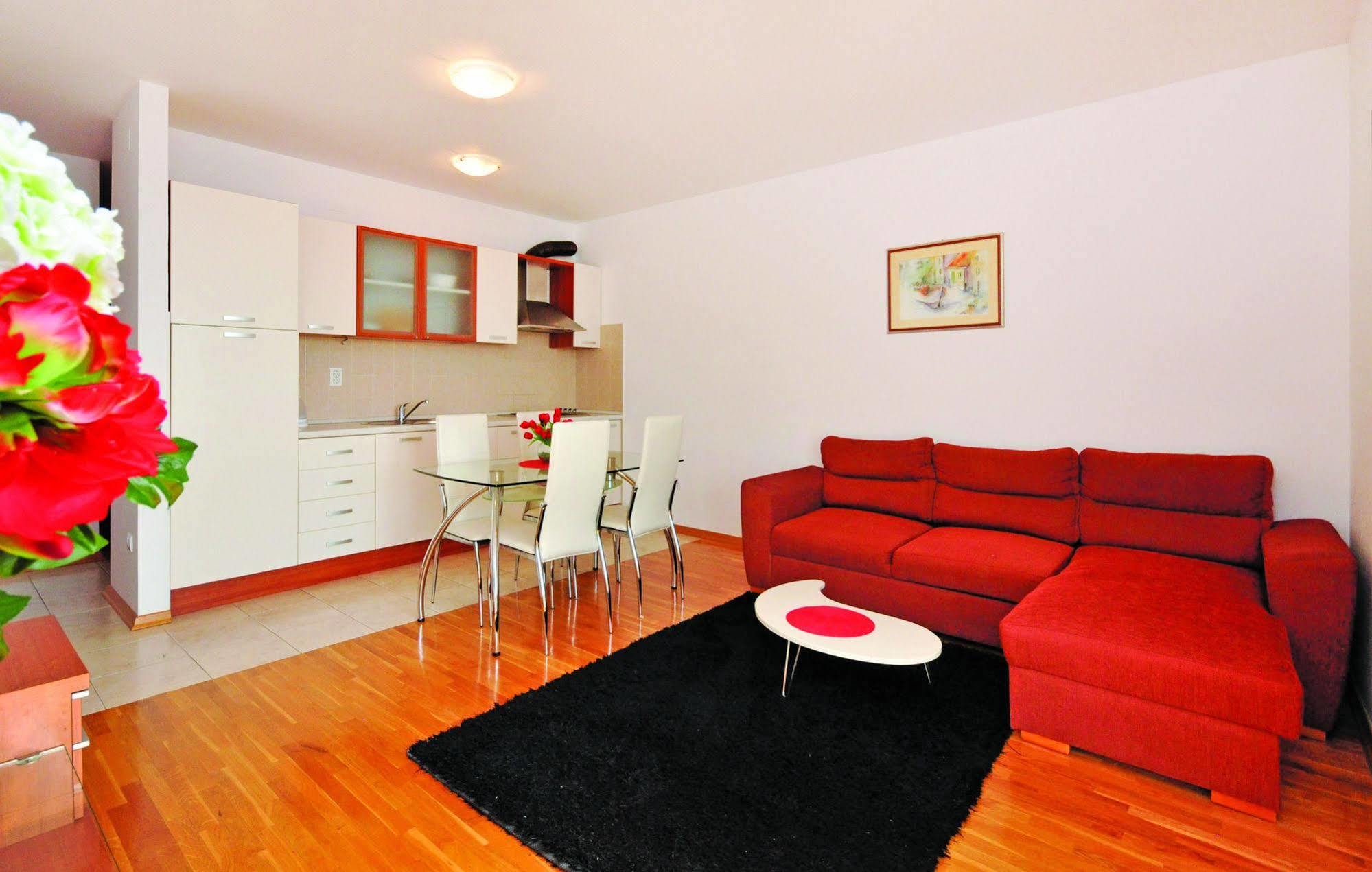 Apartments Beverly Omiš Екстериор снимка