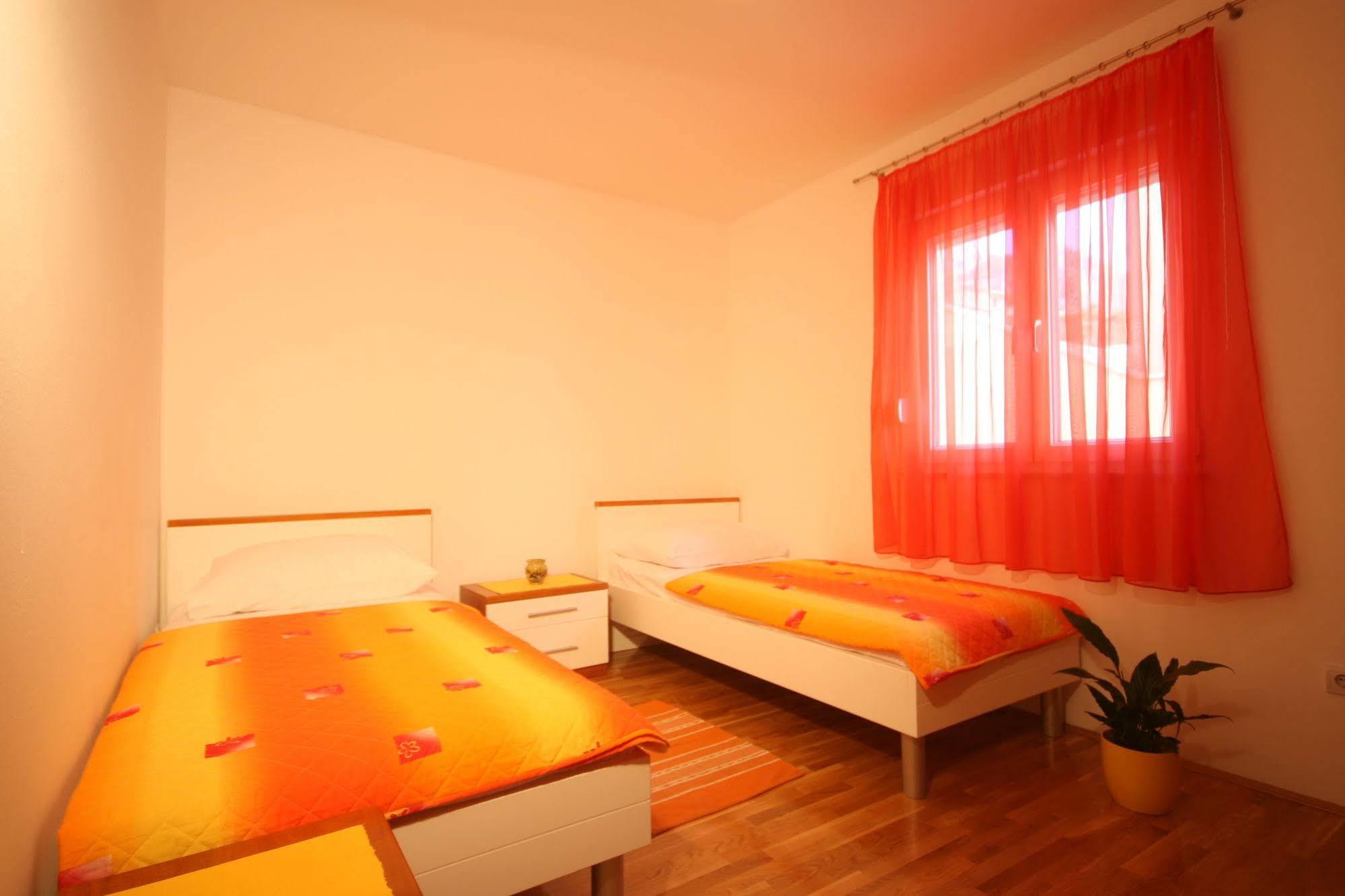 Apartments Beverly Omiš Екстериор снимка